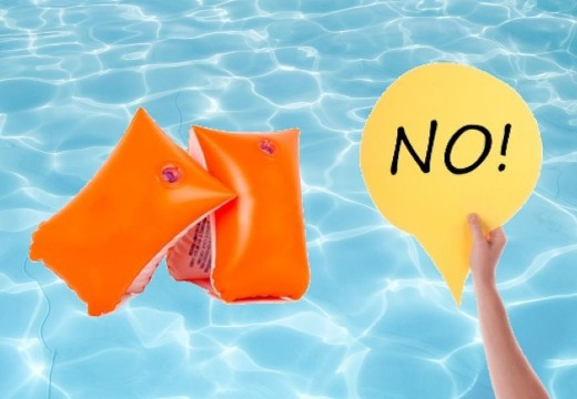 Jaká je nejlepší pomůcka na plavání pro děti a proč to nejsou nafukovací rukávky?
